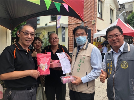 台南永新中途之家弟兄於反毒園遊會與黃市長合影